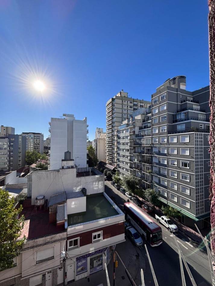 Departamento 1 Amb. a la calle con balcon