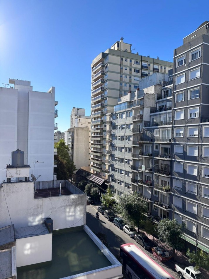 Departamento 1 Amb. a la calle con balcon