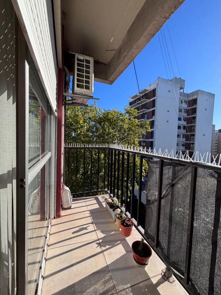 Departamento 1 Amb. a la calle con balcon