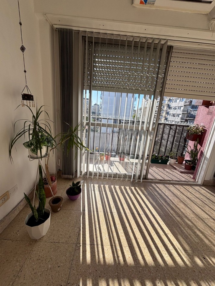 Departamento 1 Amb. a la calle con balcon